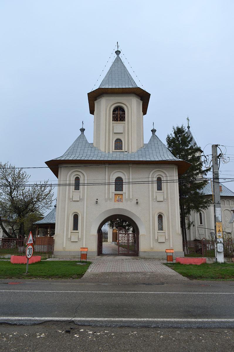 Biserica - vedere exterioară