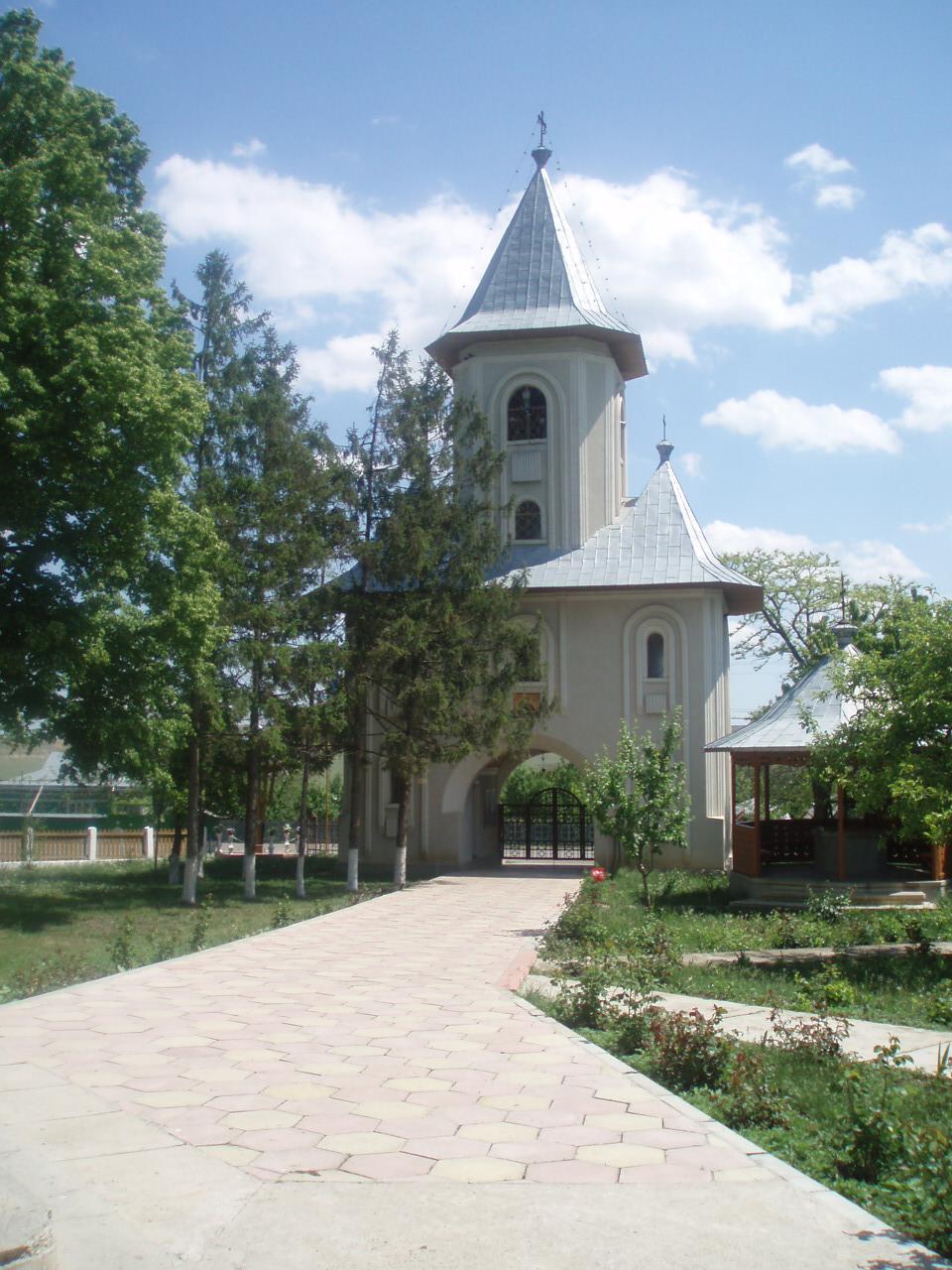 Turnul clopotniță - vedere din incinta bisericii